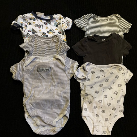 Multiple onesies - Picture 1 of 3